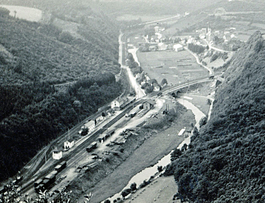 Blick von der "Hockslay", einem Felsen der sich gegenüber der Bahnhof befindet. Laut Geoprtal liegt der Bahnhof auf 253m, während sich dieser Aussichtspunkt auf einer Höhe von 393m befindet 
(Foto aus dem Jahr 1937)