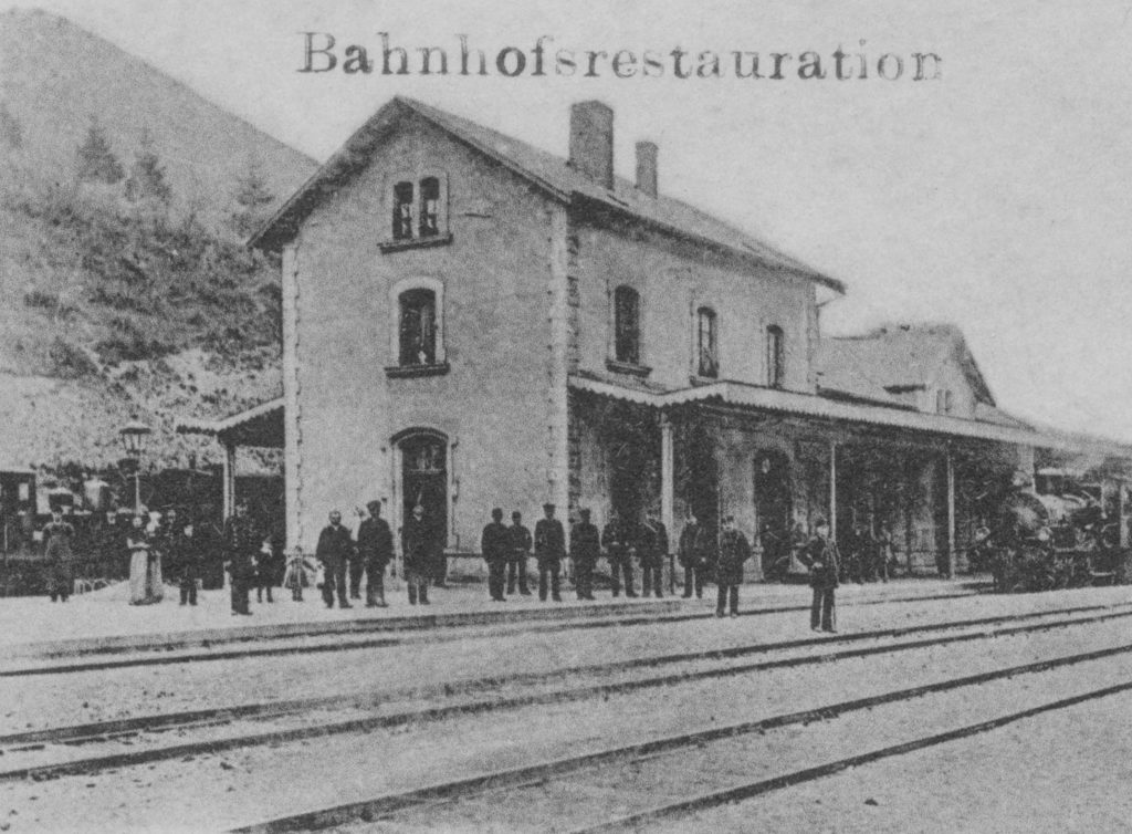 Ausschnitt aus einer Ansichtskarte gelaufen am 3. September 1899. Zu diesem Zeitpunkt war das Stellwerk noch nicht am Gebäude angebaut, und auch der Bahnsteig am Wiltzer-Gleis, besaß noch eine Bahnsteigüberdachung